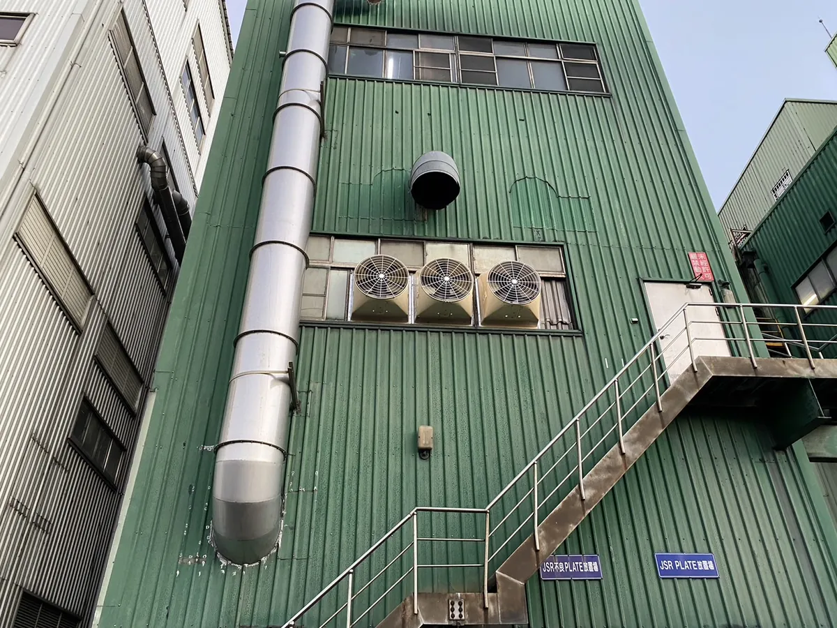 台灣普利司通股份有限公司:廠房外牆的負壓扇