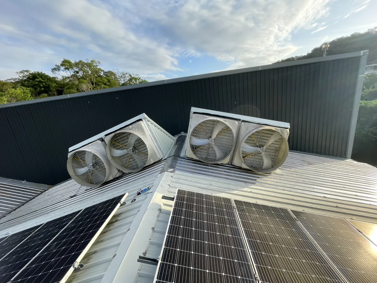 巨亞機械造橋廠:屋頂氣樓上並排的 54 吋負壓扇