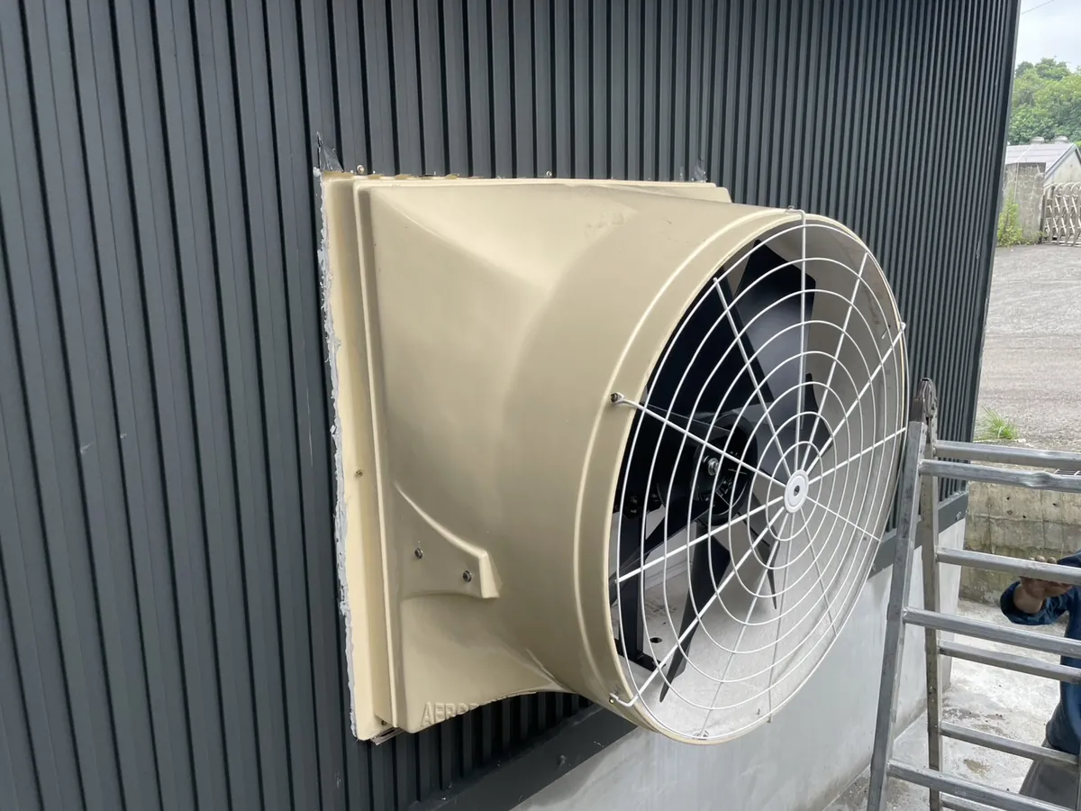 巨亞機械造橋廠:牆面 54 吋負壓扇(室外側)