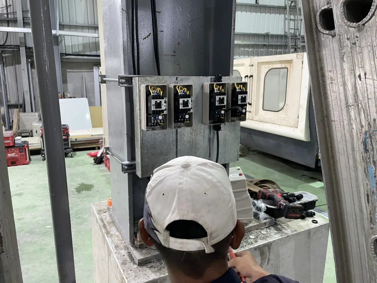 巨亞機械造橋廠:電控箱接線施工