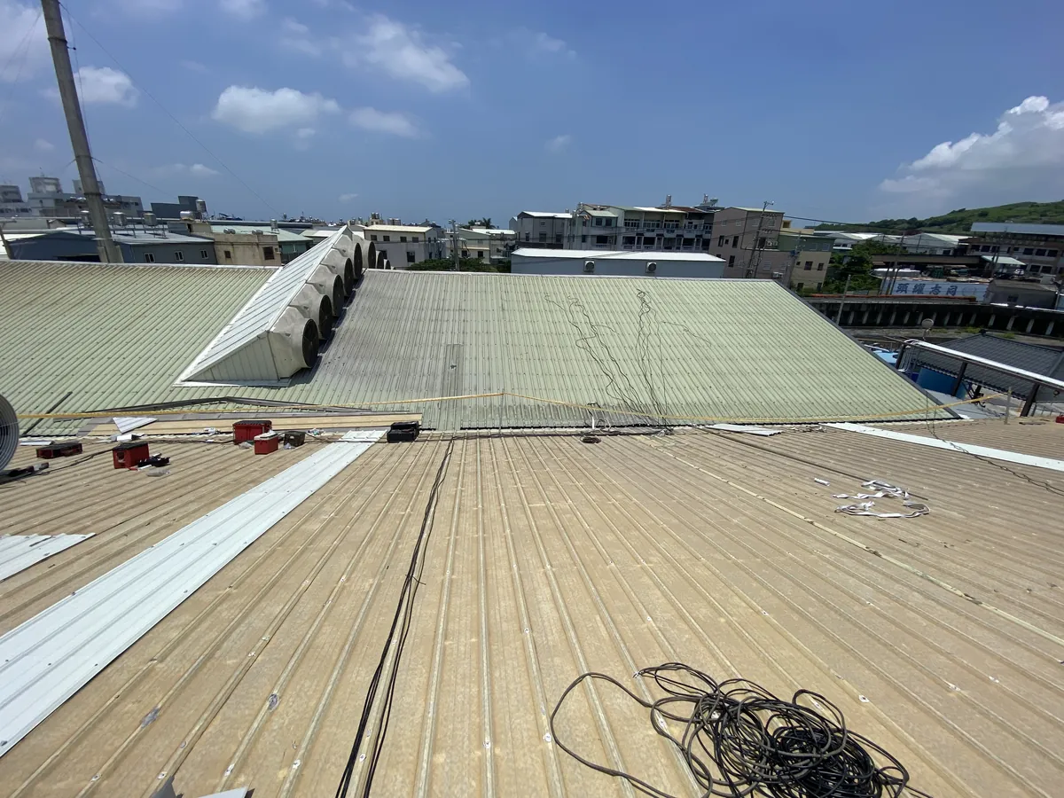 環台水泥製品股份有限公司:屋頂負壓扇安裝中