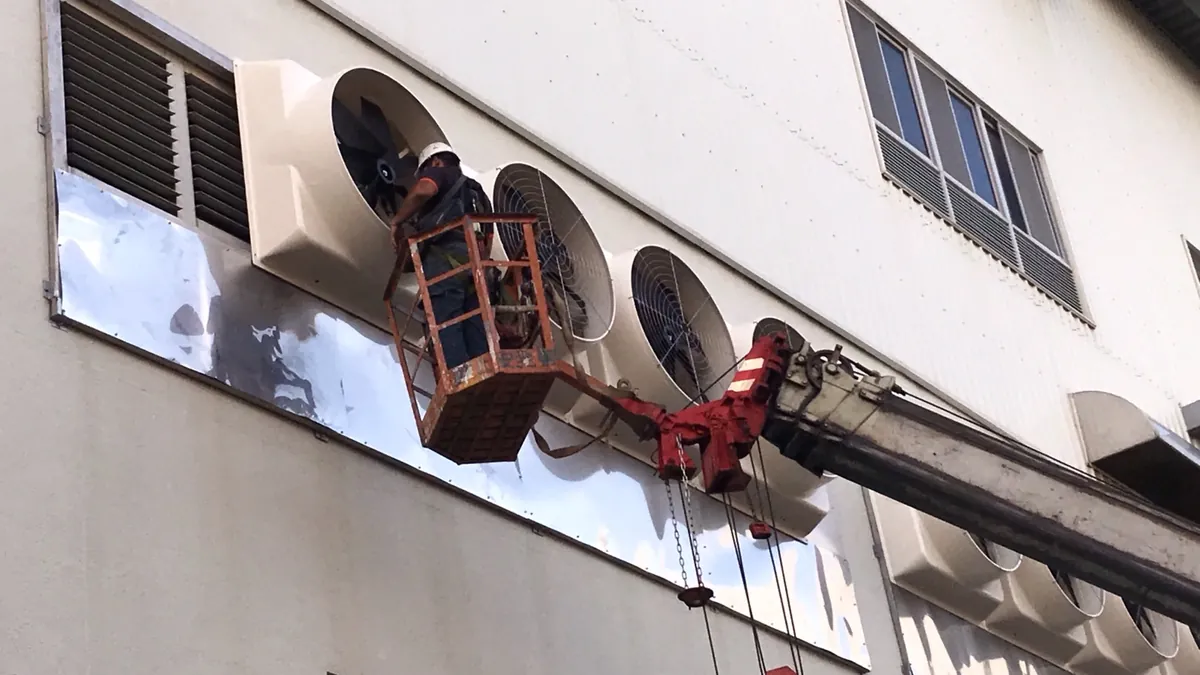 聚紡股份有限公司:高空作業車進行牆面安裝