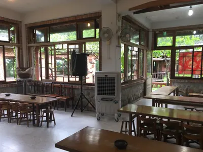 20 吋多段式水冷扇：餐廳用餐區使用