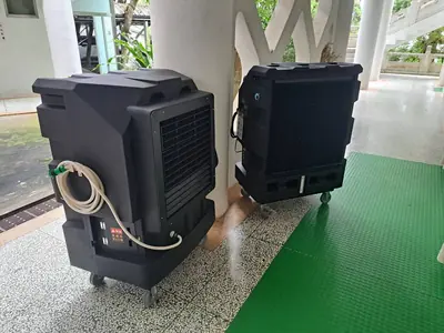 24 吋無段式水冷扇：戶外走道使用兩台