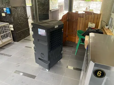 16 吋無段式水冷扇：餐廳座位區使用