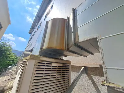 上吹式水冷空調：外牆安裝搭配風管