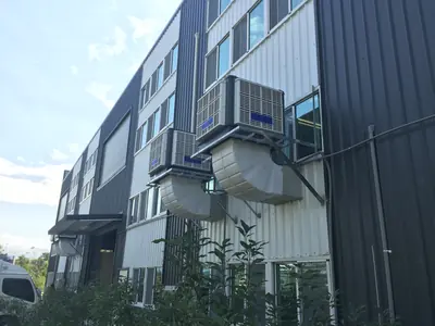下吹式水冷空調：外牆安裝多台