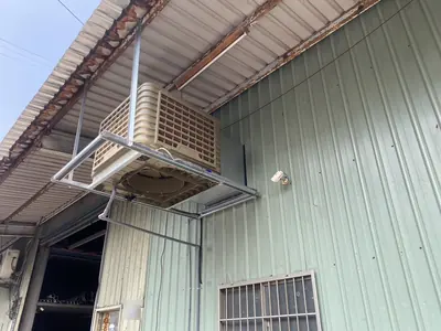 側吹式水冷空調：遮雨棚下安裝