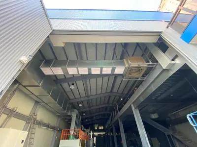 下吹式水冷空調：室內屋頂吊掛搭配風管