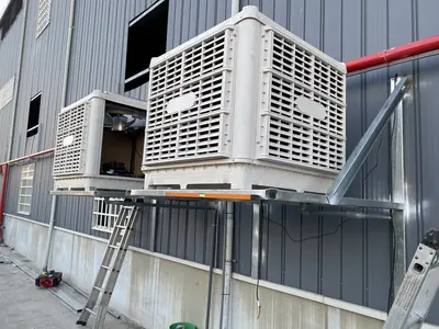 上吹式水冷空調：外牆架設兩台