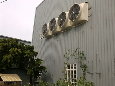 54 吋負壓喇叭扇：廠房外牆並排安裝