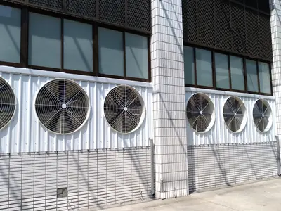 54 吋負壓喇叭扇：建築外牆整排安裝