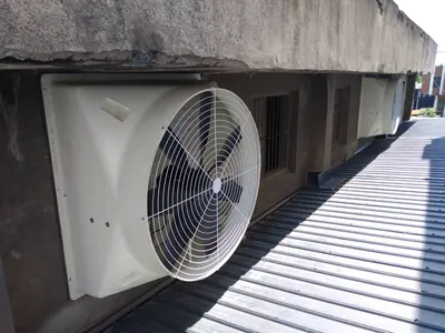 54 吋負壓喇叭扇：屋簷下方整排安裝