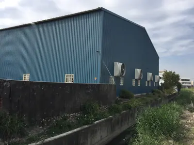 54 吋負壓喇叭扇：鐵皮廠房外牆安裝多台