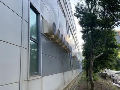 54 吋負壓喇叭扇：建築外牆整排安裝