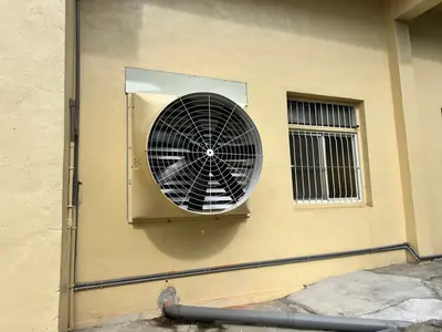 54 吋負壓喇叭扇：外牆窗戶旁安裝