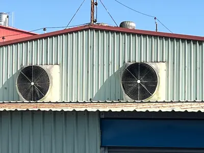 54 吋負壓喇叭扇：鐵皮建築外牆並排安裝