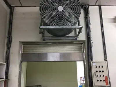 30 吋吊掛軸流扇：門框上方牆面安裝