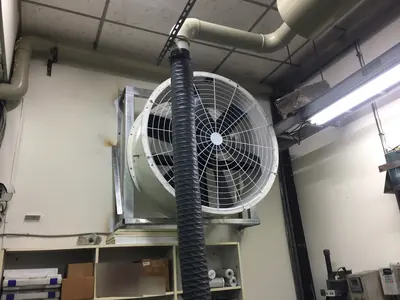 42 吋吊掛軸流扇：室內牆面高處安裝