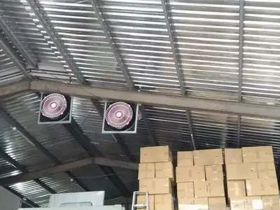 24 吋吊掛循環扇：倉庫屋頂下方安裝