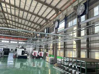 42 吋吊掛循環扇：廠房機台區吊掛多台