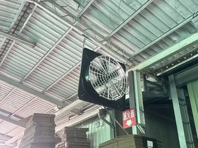 42 吋吊掛循環扇：鐵皮廠房高處安裝