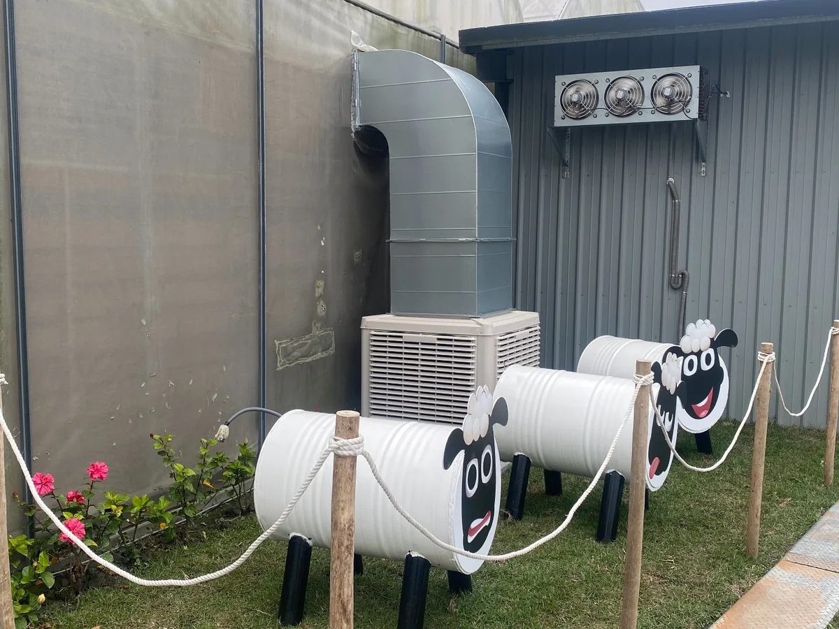 張美阿嬤農場：戶外固定式水冷機與風管